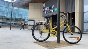 Les aménagements cyclables aux abords des nouvelles gares de la ligne 14 sont pour l'heure insuffisants, comme à la station Hôpital Bicêtre.