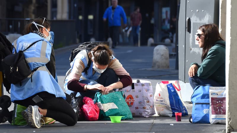 Une femme sans-abris reçoit de la nourriture à Montpellier le 18 mars 2020.