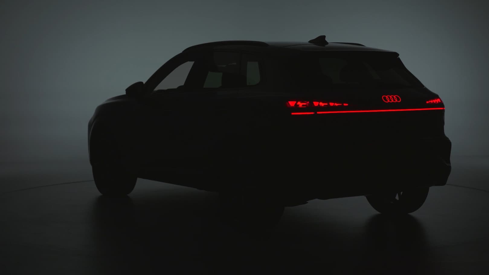 The rear light firm of the Audi Q3 with customizable lights, its logo of light and pulls. The rear light firm of the Audi Q3 with customizable lights, its logo of light and pulls.