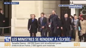 Rentrée du gouvernement : les ministres arrivent ensemble à l'Elysée