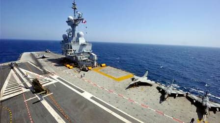 Le Charles-de-Gaulle en Méditerranée au mois de juin dernier. Le porte-avions, parti en mission mercredi soir, a été contraint de rebrousser chemin jeudi en raison d'un problème électrique mineur. Selon la Marine nationale, les travaux de réparation ne de