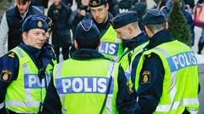 Policiers déployés dans le centre de Stockholm. La police suédoise a affirmé dimanche disposer de pistes pour élucider les deux attentats de la veille dans le centre de Stockholm, qu'elle qualifie de "crimes terroristes". La première explosion, survenue à