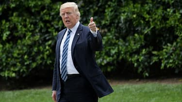 Donald Trump salue le défilé militaire nord-coréen.