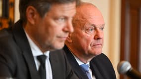 L'ambassadeur d'Allemagne aux États-Unis, Andreas Michaelis (à droite), est assis à côté du ministre allemand de l'Économie, Robert Habeck, lors de leur rencontre avec la secrétaire américaine au Trésor Janet Yellen au département du Trésor américain à Washington, DC, le 7 mars 2024. (Photo d'illustration)