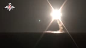 Une vidéo, rendue publique par le ministère, a montré l'engin hypersonique s'envolant dans un éclat de lumière au milieu de la nuit depuis le sous-marin nucléaire