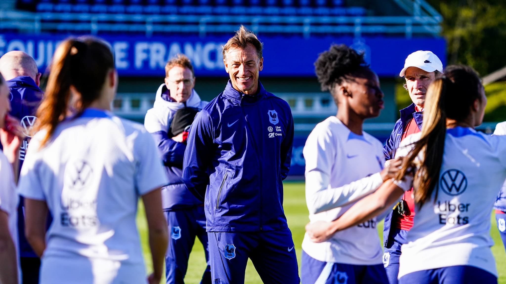 Hervé Renard pendant un entraînement des Bleues en avril 2023 Hervé Renard pendant un entraînement des Bleues en avril 2023