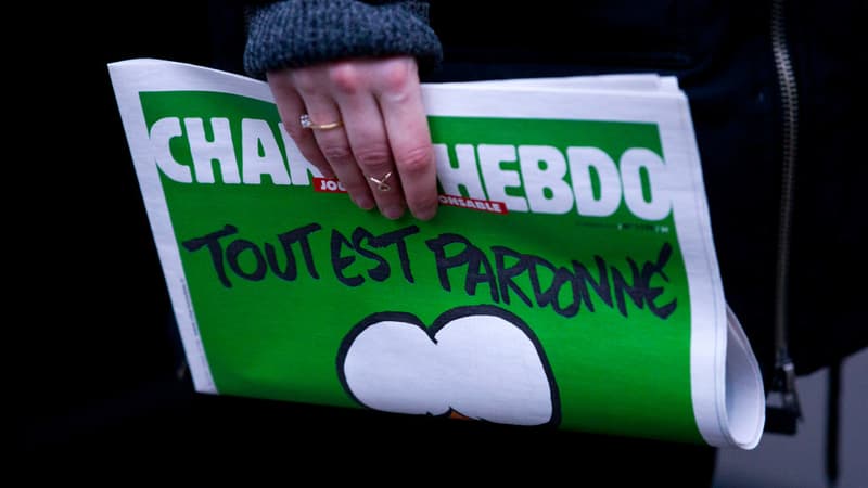 Une personne tient le dernier numéro de Charlie Hebdo, qui comporte une caricature de Mahomet en Une.