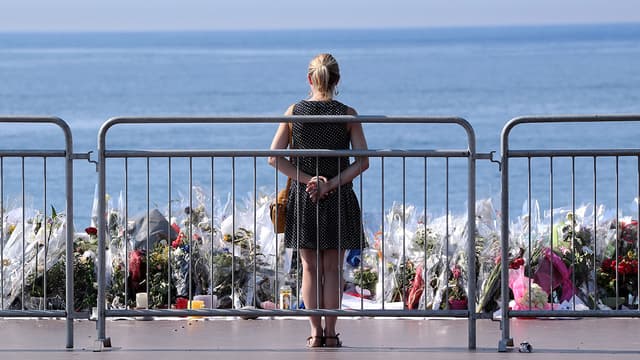 Une semaine après l'attentat de Nice, la promenade des Anglais s'est transformée en mémorial aux victimes.