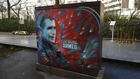 Des fleurs déposées devant une plaque en hommage à Ahmed Merabet, le policier tué sur le boulevard Richard-Lenoir alors qu'il tentait de stopper les jihadistes