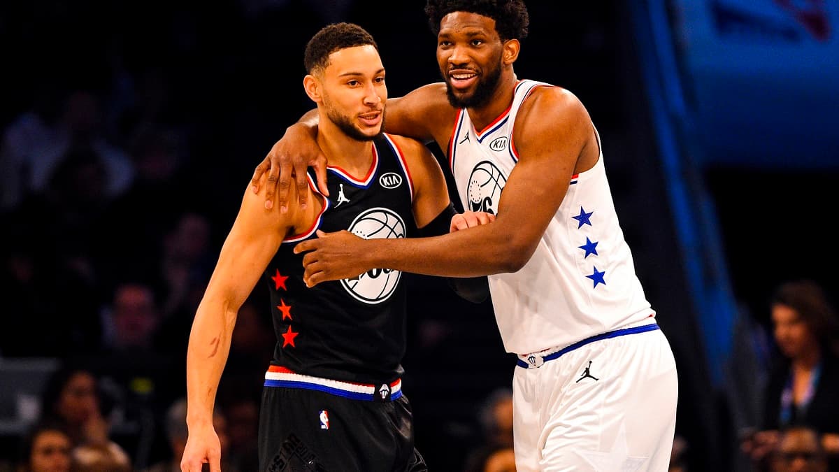 Ben Simmons (à gauche) et Joel Embiid lors du All-Star Game 2019 Ben Simmons (à gauche) et Joel Embiid lors du All-Star Game 2019