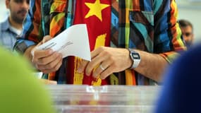 Un homme s'apprête à voter à Badalona ce dimanche.