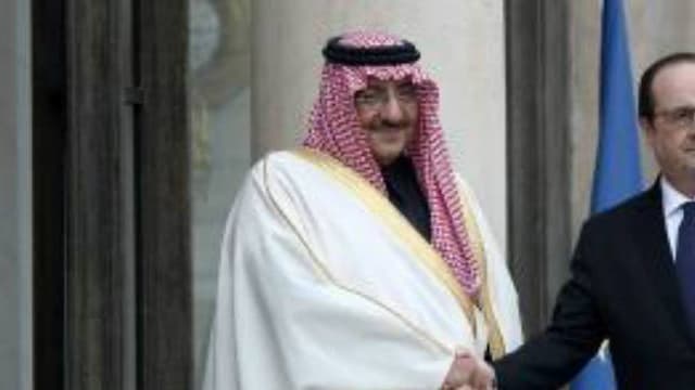 François Hollande et le prince héritier d’Arabie saoudite Mohammed bin Nayef, sur le perron de l’Elysée.