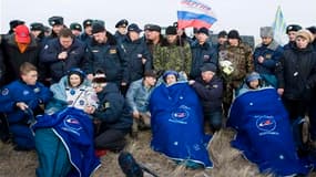 Une capsule Soyouz transportant trois membres de la Station spatiale internationale (ISS), le commandant russe Fiodor Iourtchikhine et les astronautes Douglas Wheelock et Shannon Walker (de gauche à droite), est revenue sur Terre sans encombre vendredi. /