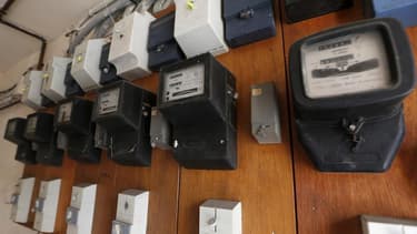 Le ministre du Budget Bernard Cazeneuve n'a pas démenti mercredi que les tarifs de l'électricité pourraient connaître une troisième hausse de 5% en 2015. /Photo prise le 23 juin 2013/REUTERS/Charles Platiau