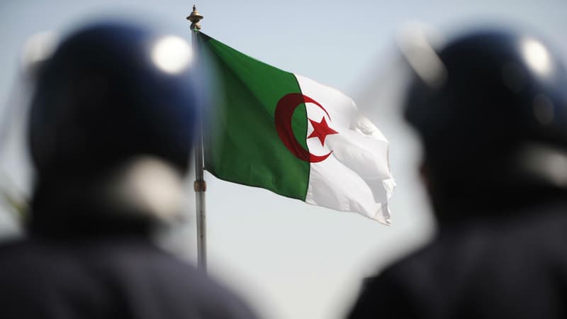 Des policiers algériens en 2011 à Alger