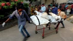 Des victimes sont transportées sur une civière au Bangladesh, le 26 novembre 2012