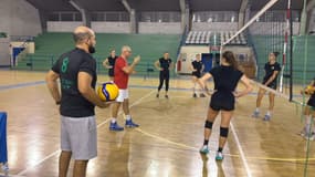 Le club féminin de volley de Saint-Fons.