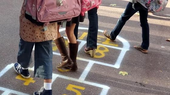 Au congrès des parents d'élèves FCPE, réuni aux Sables d'Olonne, Vincent Peillon a promis un grand débat sur les rythmes scolaires. /Photo d'archives/REUTERS/Charles Platiau