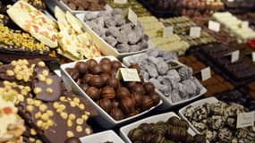 Au Japon, une tradition impose aux femmes d'offrir des chocolats à leurs collègues.