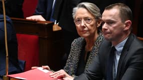 La Première ministre Élisabeth Borne et le ministre du Travail Olivier Dussopt, le 16 mars 2023 à l'Assemblée nationale (Paris).