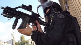 Un membre du GIPN lors d'une opération antiterroriste sur le sol français, à Cannes, le 6 octobre 2012.