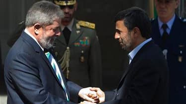 Le président brésilien Lula da Silva en compagnie de son homologue iranien Mahmoud Ahmadinejad, dimanche à Téhéran. L'Iran, le Brésil et la Turquie ont signé lundi l'accord sur la procédure d'échange de combustible nucléaire, opération visant à dissiper l