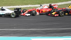 Accrochage Vettel-Rosberg devant Verstappen