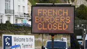 Panneau lumineux indiquant la fermeture des frontières avec la France, au port de Douvres, le 22 décembre 2020