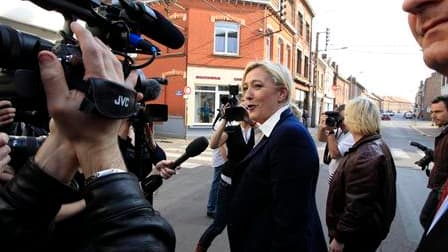 A Hénin-Beaumont où elle était venue soutenir les candidats du FN au second tour des cantonales, Marine Le Pen a prédit la "disparition" de l'UMP, dont les électeurs vont selon elle bientôt rejoindre sa formation politique. /Photo prise le 24 mars 2011/RE