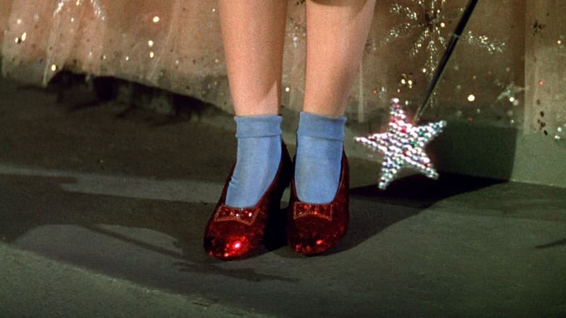 Les fameux souliers rouges de Dorothy, héroïne du film "Le Magicien d'Oz"