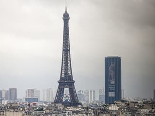 La tour Eiffel dans un ciel nuageux