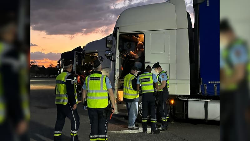 Des gendarmes du Haut-Rhin lors d'une opération de contrôle systématique des véhicules sur l'A36 le mardi 29 avril 2025.