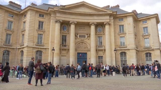 Les étudiants de la Sorbonne ont voté la levée des blocages ce lundi matin.