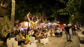 A la terrasse d'un bar sur le port d'Ibiza, le 26 août 2021