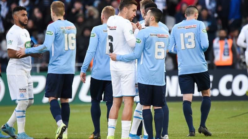 Les joueurs se saluent à la fin du match