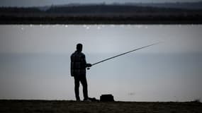Un homme pêche dans le lac de Villeneuve-de-la-Raho, dans les Pyrénées-Orientales, le 14 mars 2024 