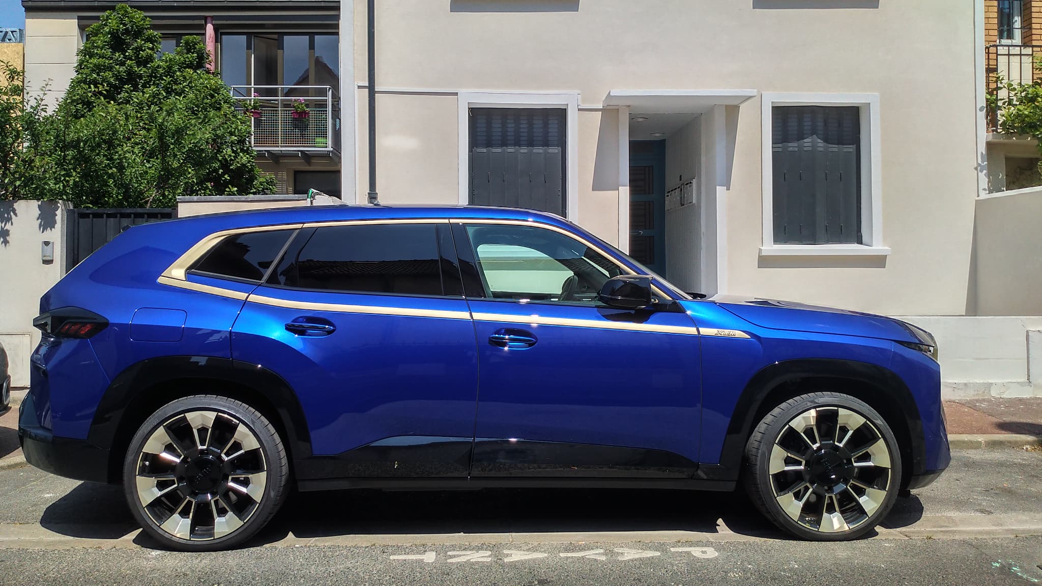 Avec 5,10 mètres de long pour plus de 2 mètres de large, le XM se classe dans la catégorie des très gros SUV. 
