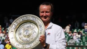 Barbora Krejcikova avec son trophée à Wimbledon, 13 juillet 2024