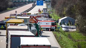 Les secours en pleine intervention sur les lieux d'un accident de car près de Leipzig, en Allemagne, le mercredi 27 mars 2024 