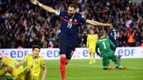 La joie de l'attaquant Karim Benzema, après son but marqué contre le Kazakhstan, lors des éliminatoires de la Coupe du monde 2022 au Qatar, le 13 novembre 2021 au Parc des Princes à Paris