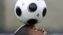 Comme tous les attaquants, Cissé apprécie les ballons fuyants (ici avec l'Europass de l'Euro 2008) qui trompent les gardiens.
