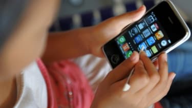 Un enfant utilisant un smartphone.