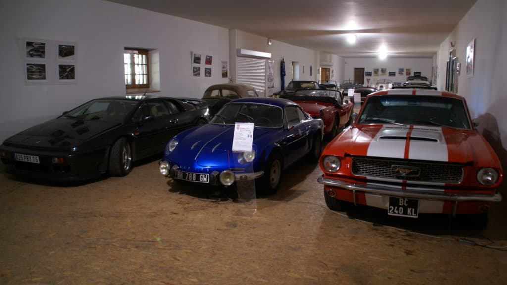 PORSCHE, FERRARI, CHEVROLET... DES VÉHICULES DE 1912 À AUJOURD'HUI VENDUS AUX ENCHÈRES PRÈS DE POITIERS