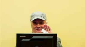 L'ancien chef militaire des Serbes de Bosnie Ratko Mladic a été expulsé lundi d'une audience au Tribunal pénal international pour l'ex-Yougoslavie (TPIY) après avoir refusé de dire s'il plaidait ou non coupable et interrompu la lecture des charges retenue