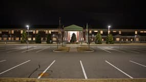 Le lycée américain Minnechaug Regional dans le Massachusetts est éclairé jour et nuit depuis un an et demi. 