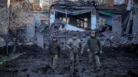 Près d'une école endommagée se trouvant à côté d'un poste de police, le 5 avril 2022 à Kramatorsk, capitale de la région du Donbass, en Ukraine (Photo d'illustration)