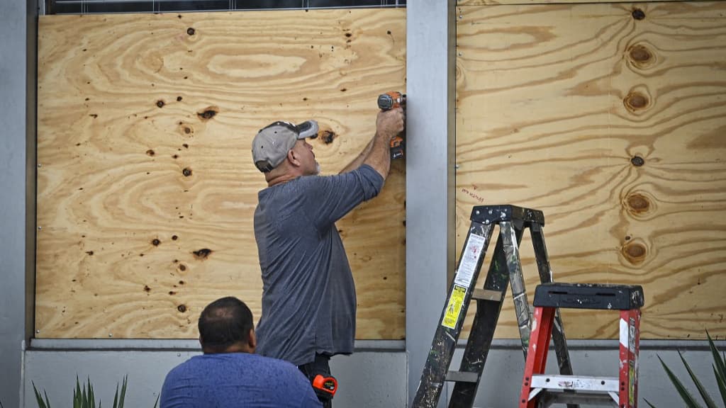 Les habitants de Tampa, en Floride, se préparent au passage d'Idalia, le 29 août 2023 