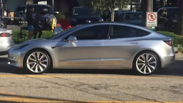 Pour ceux qui étaient sceptiques quant à l'état d'avancement du véhicule, cette vidéo est la preuve que la Model 3 est capable de rouler.