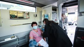 Une femme se fait vacciner à Cologne, en Allemagne, le 3 mai 2021