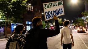 Un manifestant avec une pancarte "Justice pour Breonna" à Chicago, le 23 septembre 2020. (Photo d'archive)